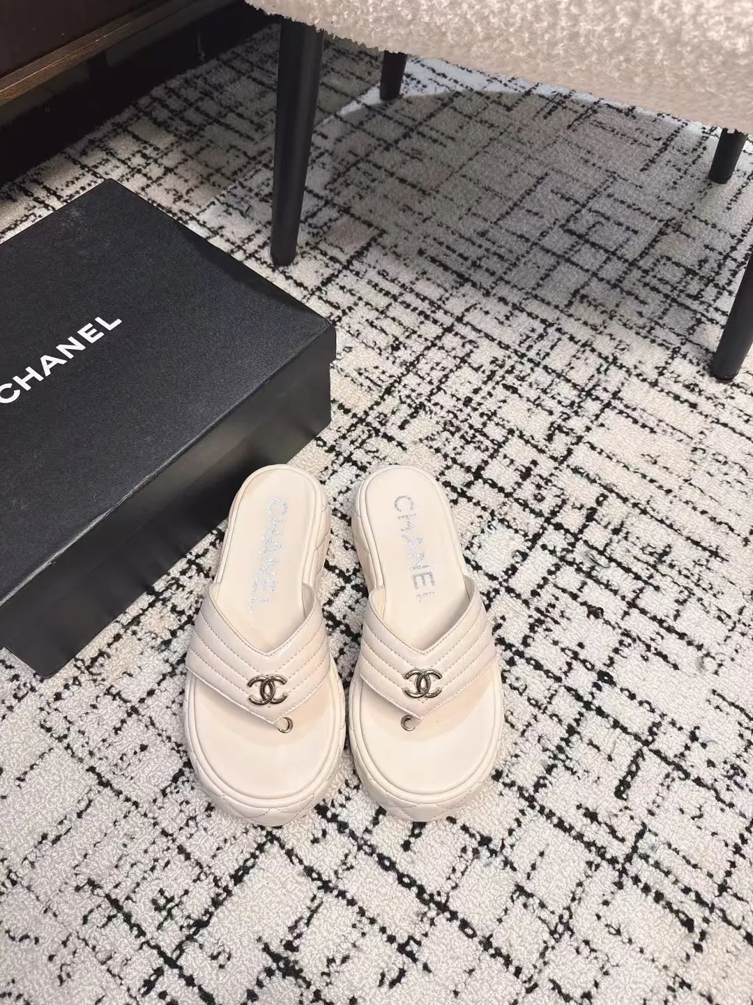 👟👟Ex-factory price 502👟👟 High version Chanel new color thick-soled slippers, easy to wear and versatile, must-have high-end tool shoes in summer, upper lambskin & customized denim, lining calfskin, original outsole Size: 35-39 (customized for 40, non-refundable)